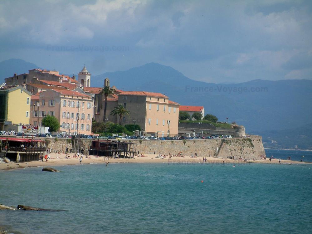 Guide de la Corse-du-Sud - Ajaccio - Mer méditerranée avec citadelle et vieille ville, collines en arrière-plan