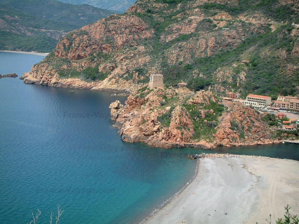 Guide de la Corse-du-Sud - Golfe de Porto - Station balnéaire de Porto avec plage, tour génoise, maisons et falaises de granit rouge