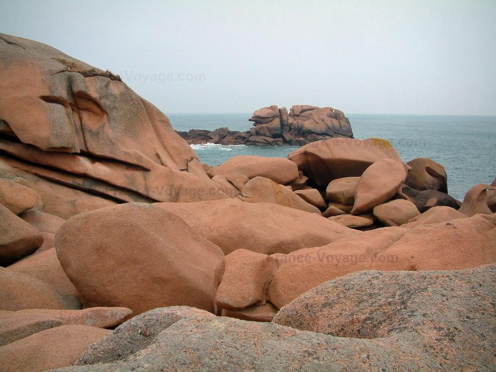 Guide des Côtes-d'Armor - Côte de granit rose - Les Rochers de Ploumanac'h :énormes rochers de granit roses et mer (la Manche)