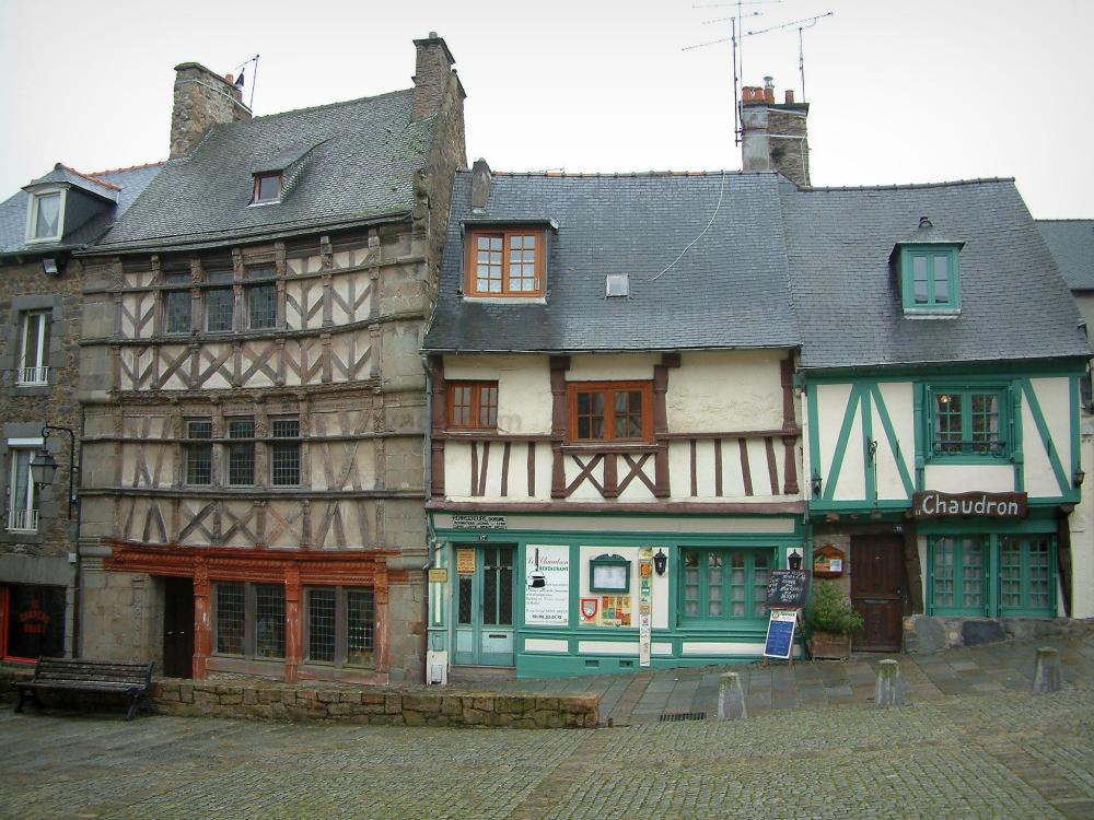 Guide des Côtes-d'Armor - Saint-Brieuc - Anciennes demeures à pans de bois et sol pavé
