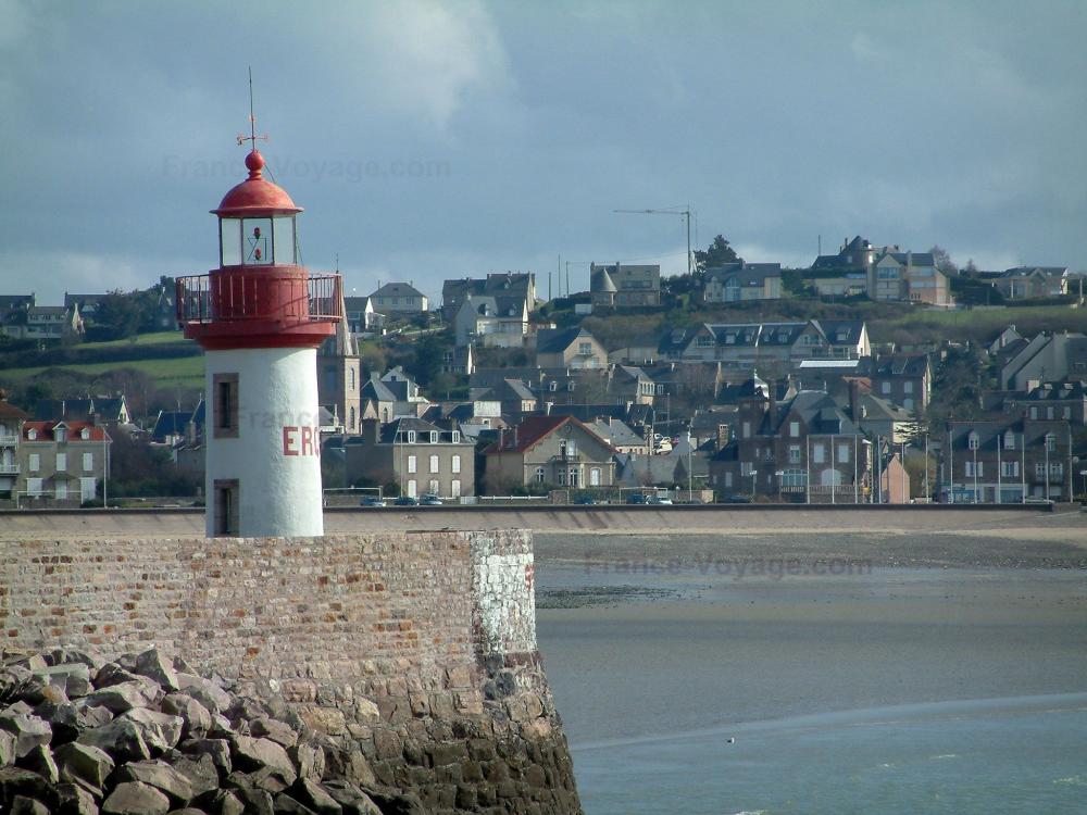 Guide des Côtes-d'Armor - Erquy - Phare, mer (la Manche) et plage de sable, maisons sur une colline en arrière-plan