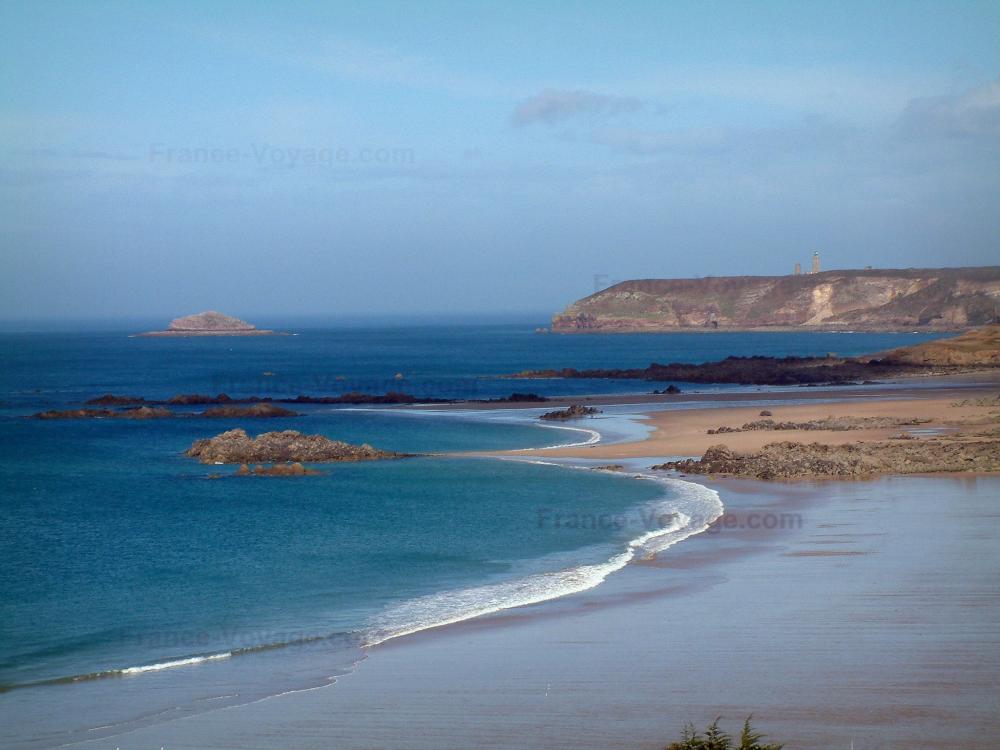 Guide des Côtes-d'Armor - Paysages de la Côte d'Émeraude - Plage de sable, rochers, mer (la Manche) et falaises du cap Fréhel au loin