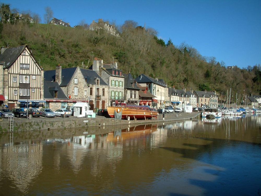 Guide des Côtes-d'Armor - Dinan - Port avec ses bateaux, quais bordés de maisons et forêt surplombant l'ensemble