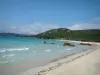 Coti-Chiavari - Plage de sable, rochers, mer méditerranée avec petites vagues, colline tapissée de forêt