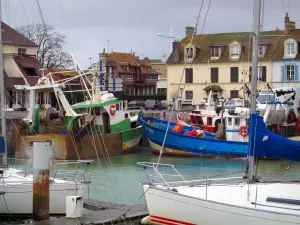 Courseulles-sur-Mer - Port met zijn boten en afgemeerd trawlers, en huizen van het resort