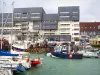 Courseulles-sur-Mer - Chalutiers et bateaux du port, et immeubles de la station balnéaire