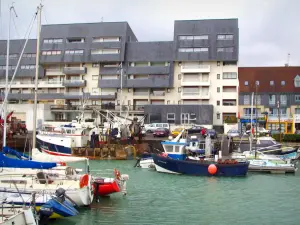 Courseulles-sur-Mer - Trawlers en boten in de haven, en de gebouwen van het resort