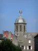 Coutances - Toren van de kerk van St. Nicolaas en huizen in de stad