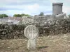 La Couvertoirade - Scheibenförmige Grabsäule des Friedhofs, Turm im Hintergrund