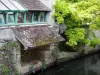 Crécy-la-Chapelle - Vallée du Grand Morin (vallée des peintres du Grand Morin) : lavoir au bord de la rivière Grand Morin