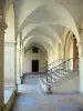 Crémieu - Ancien couvent des Augustins : allée du cloître