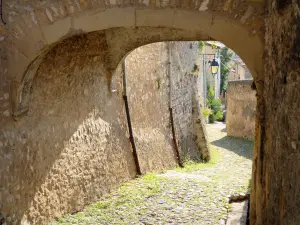 Crest - Passage voûté et ruelle pavée de la cité médiévale