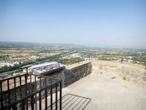 Crest - Terrasse panoramique au sommet de la tour de Crest avec vue sur le paysage alentour