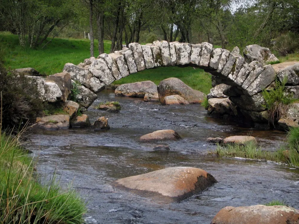 Guide de la Creuse - Pont de Senoueix - Petit pont enjambant la rivière (le Taurion), rochers et arbres