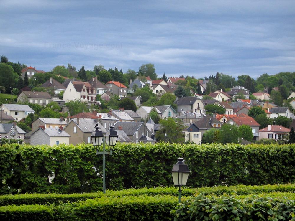Guide de la Creuse - Guéret - Lampadaires et haies avec vue sur les maisons de la ville