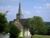 Crissay-sur-Manse - Église et maisons du village, arbres et nuages dans le ciel, dans la vallée de la Manse