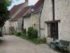Crissay-sur-Manse - Pista de aldeia com casas de pedra, banco, plantas e poste de luz no vale do Manse