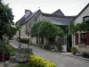 Crissay-sur-Manse - Puits, ruelle et maisons en pierre du village, dans la vallée de la Manse
