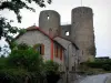 Crocq - Les deux tours (vestiges) de l'ancien château fort et maisons en pierre