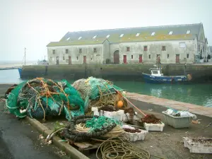 Le Croisic - Fishing nets, moored trawler and covered market hall