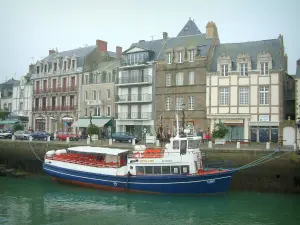 Le Croisic - Houses, quay and boat