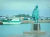 Le Croisic - Estatua de Pierre Bouguer, barco amarrado en el muelle, las farolas y las nubes de tormenta