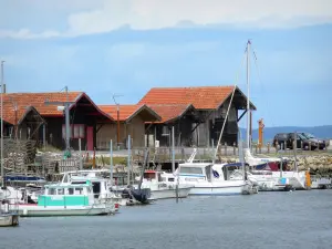 Cuenca de Arcachon - Barcos amarrados y cabañas del puerto de ostras Larros ; en el municipio de Gujan- Mestras