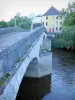 Cure-Tal - Arcy-sur-Cure-Brücke überspannt den Fluss Cure