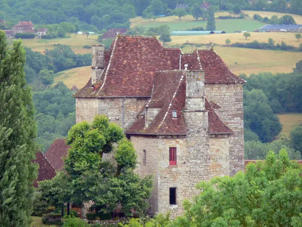 Curemonte - Château de la Johannie omgeven door groen