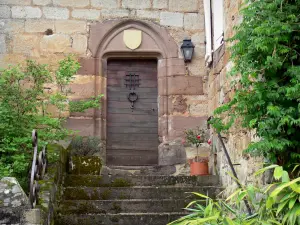 Curemonte - Trap en voordeur van het kasteel van Johannie