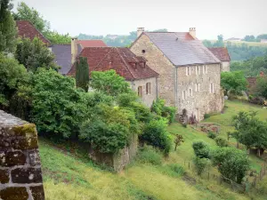 Curemonte - Huizen van het middeleeuwse dorp in een groene omgeving