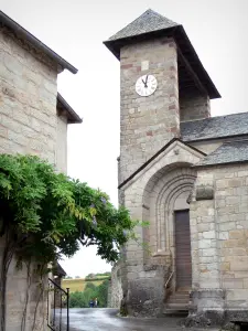 Curemonte - St. Bartholomew's Church en bloemen glycine