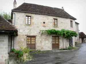 Curemonte - Halle en stenen huis