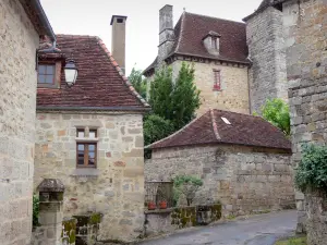 Curemonte - Alley en stenen gevels van het middeleeuwse dorp