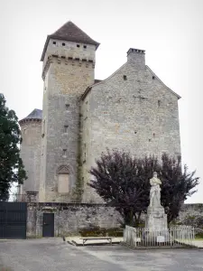 Curemonte - Castello di Saint-Hilaire e monumento ai caduti