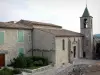 Dauphin - Espadaña de la iglesia de San Martín y las casas del pueblo provenzal