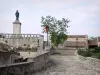 Dauphin - Torre coronada por una estatua de la Virgen, las farolas y las casas del pueblo provenzal