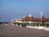 Deauville - Blumenküste: Promenade, gesäumt mit Strassenleuchten, die zum Strand des Badeortes führt