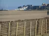 Deauville - Blumenküste: Zaun im ersten Plan, Strand und Marina (Wohngebäude) von Port-Deauville