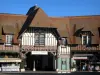 Deauville - Blumenküste: Fachwerkhäuser, Restaurant und kleiner Laden