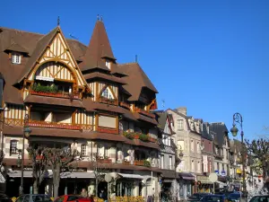 Deauville - Côte Fleurie: moradias e lojas da estância balnear