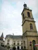 Decisão - Torre do relógio com a estátua de Guy Coquille, fachada da prefeitura e torre sineira da igreja Saint-Aré