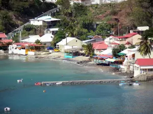 Deshaies - Vista de las casas de pueblo a orillas del mar