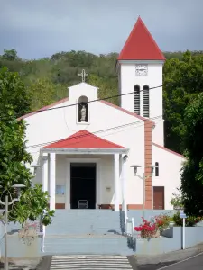 Deshaies - Fachada y torre de la iglesia de St. Peter y St. Paul