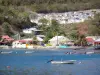 Deshaies - Bateaux flottant sur l'eau et terrasses de restaurants au bord de la mer
