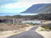 O Desirade - Estrada com vista para a costa sul da ilha e o Plateau de la Montagne