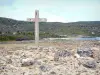 La Désirade - Kreuz der Landzunge Colibris mit Aussicht auf einen Teil der Insel