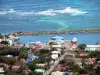 La Désirade - Vista del puerto y los tejados del pueblo Beausejour desde el sitio de la Capilla del Calvario