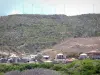 O Desirade - Turbinas eólicas no Plateau de la Montagne com vista para as casas da aldeia de Baie-Mahault