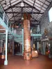 Destilaria de St. James - Interior da casa de destilação: coluna de destilação